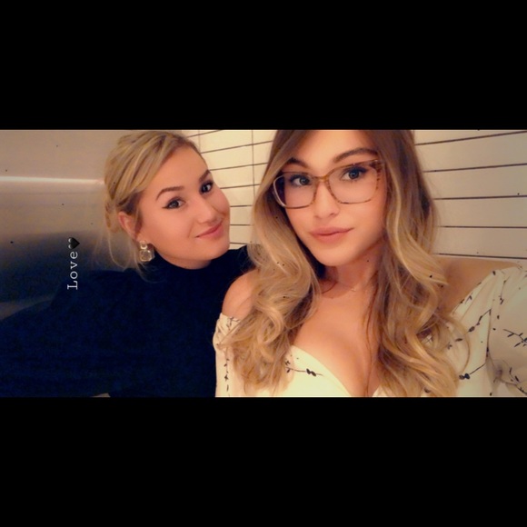 Meet your Posher, Amanda - Picture 1 of 5